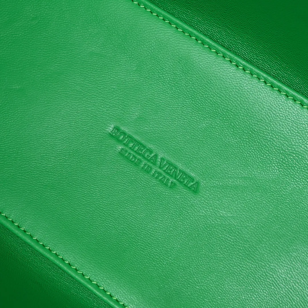 Batch 1760 small arco, BottegaVeneta# official website latest cowhide leather with inner sheepskin SLIP tote handbag, and the logo has been changed to the side panel😍The oversized woven design really makes it a huge gap from ordinary tote bags🔗🔗Different color combinations inside and outside ⛓Daniel Lee leads the brand's DNA to continue to evolve with fresh inspiration🧬🧬showing a balanced style of luxury and reality👉: 30*20*12 Model: 9893# Delete Remove Download Refresh Pin Edit Share with one click